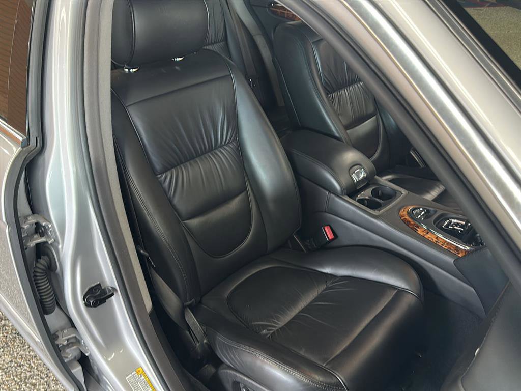 Used 2004 Jaguar XJ8 image 16