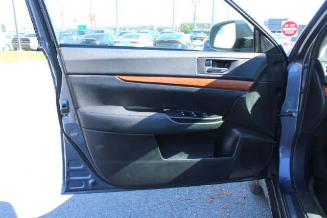 Used 2013 Subaru Outback 2.5i Limited w/ Moonroof Pkg AWD/4WD image 10