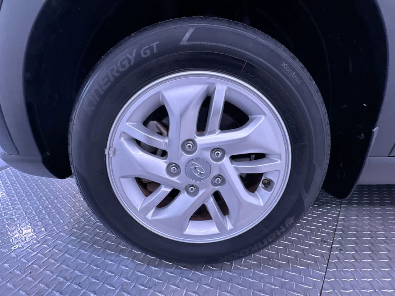 Used 2022 Hyundai Venue SE FWD image 2