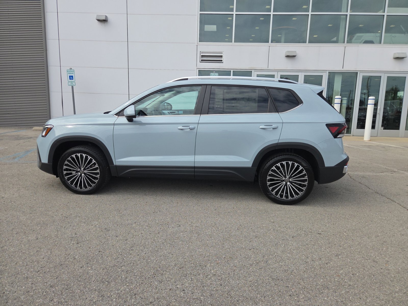 New 2027 Volkswagen Taos SE FWD image 11