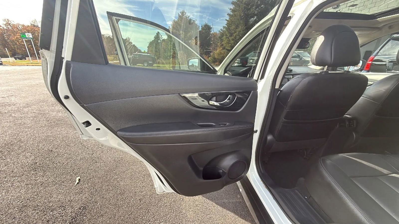 Used 2017 Nissan Rogue SL w/ SL Premium Package image 28