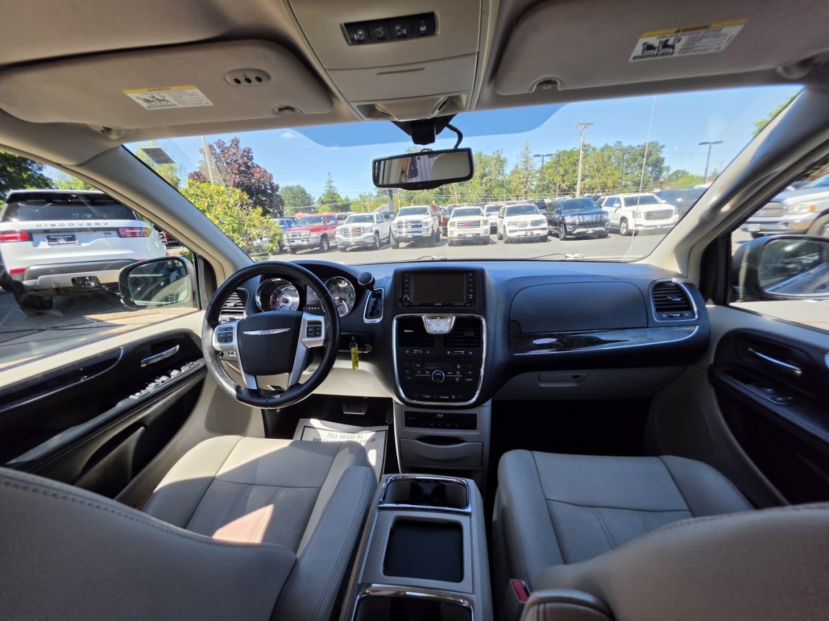 Used 2015 Chrysler Town & Country Touring-L FWD image 15
