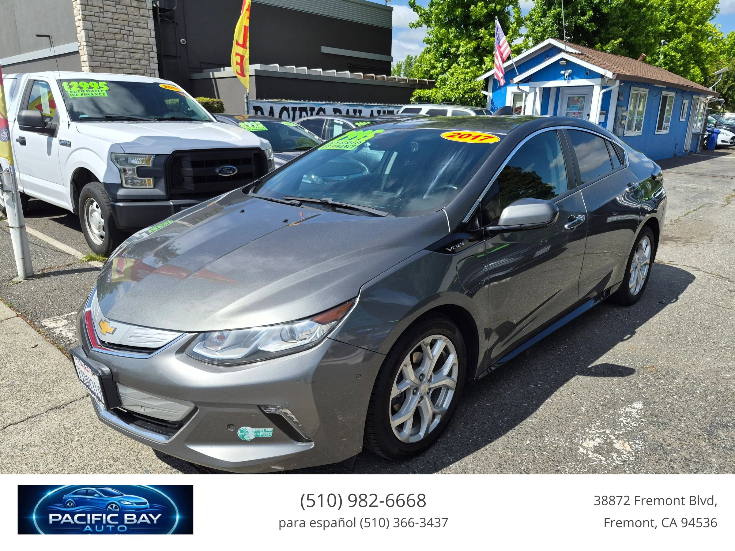 Used 2017 Chevrolet Volt Premier w/ Driver Confidence II Package FWD image 3