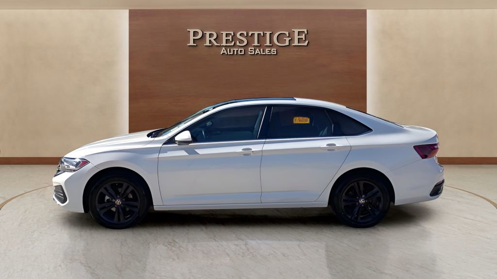 Used 2023 Volkswagen Jetta SE image 2