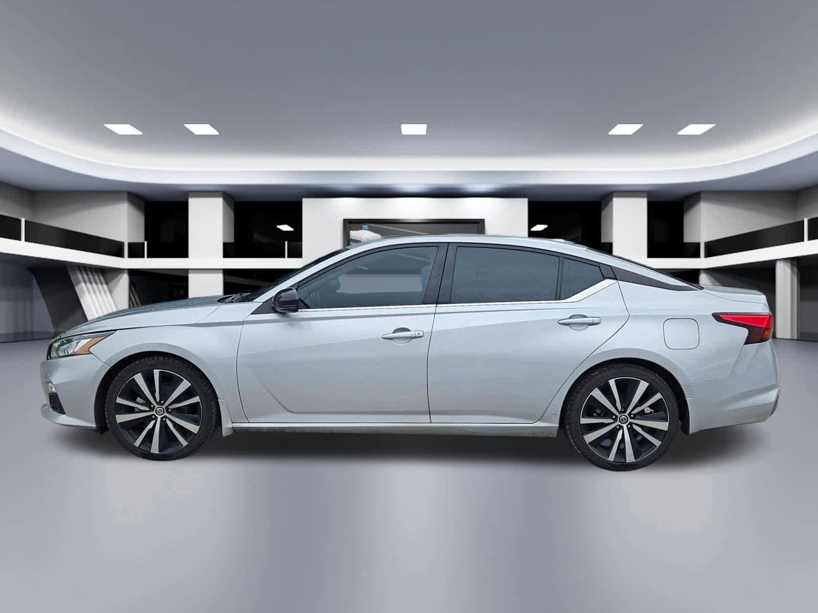 Used 2021 Nissan Altima 2.5 SR w/ SR Premium Package FWD image 2