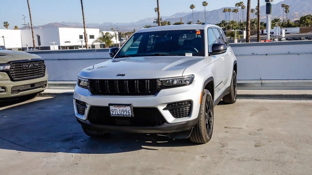 Used 2025 Jeep Grand Cherokee Altitude AWD/4WD image 4