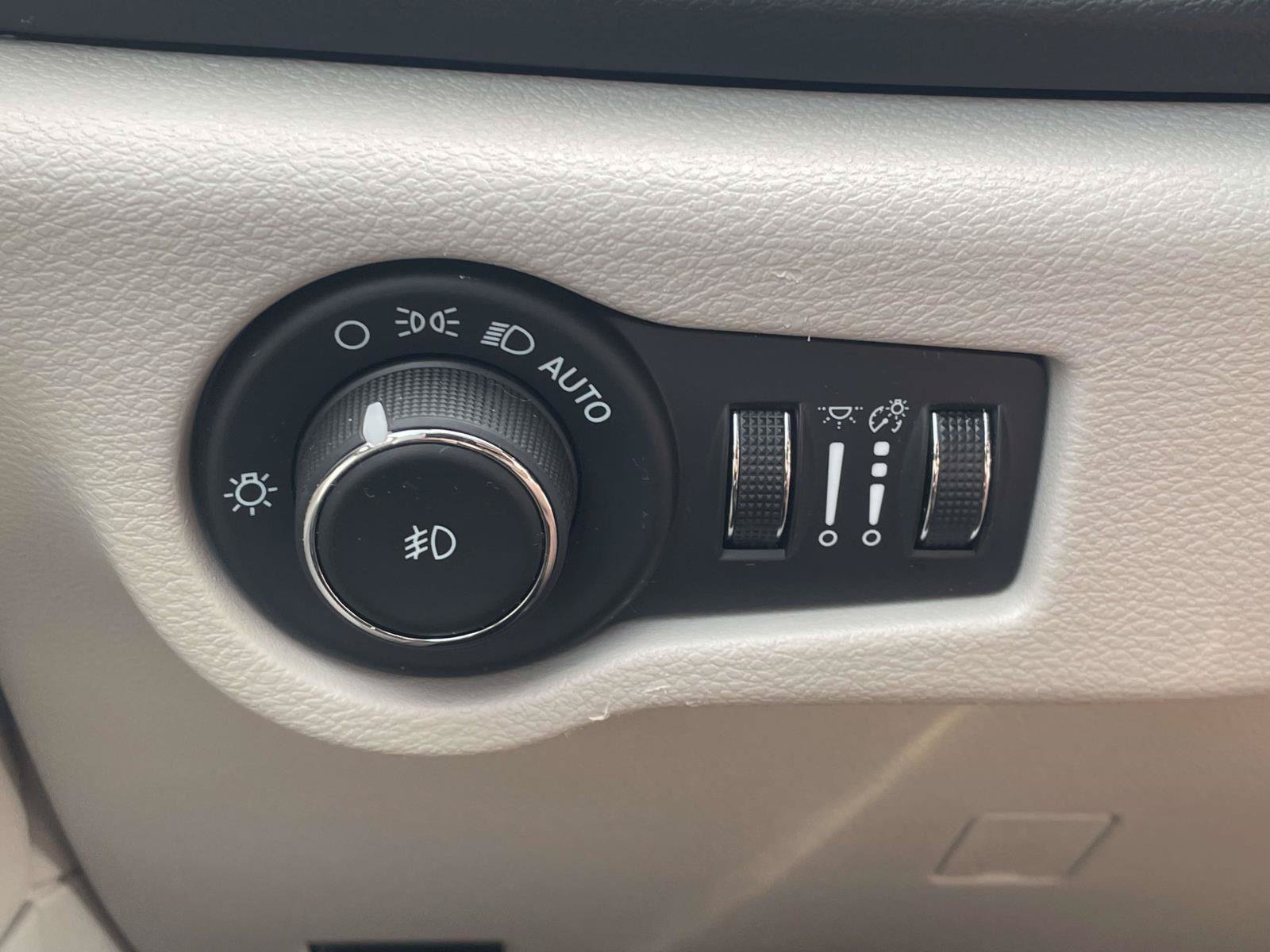 Used 2024 Chrysler Pacifica Touring-L FWD image 24