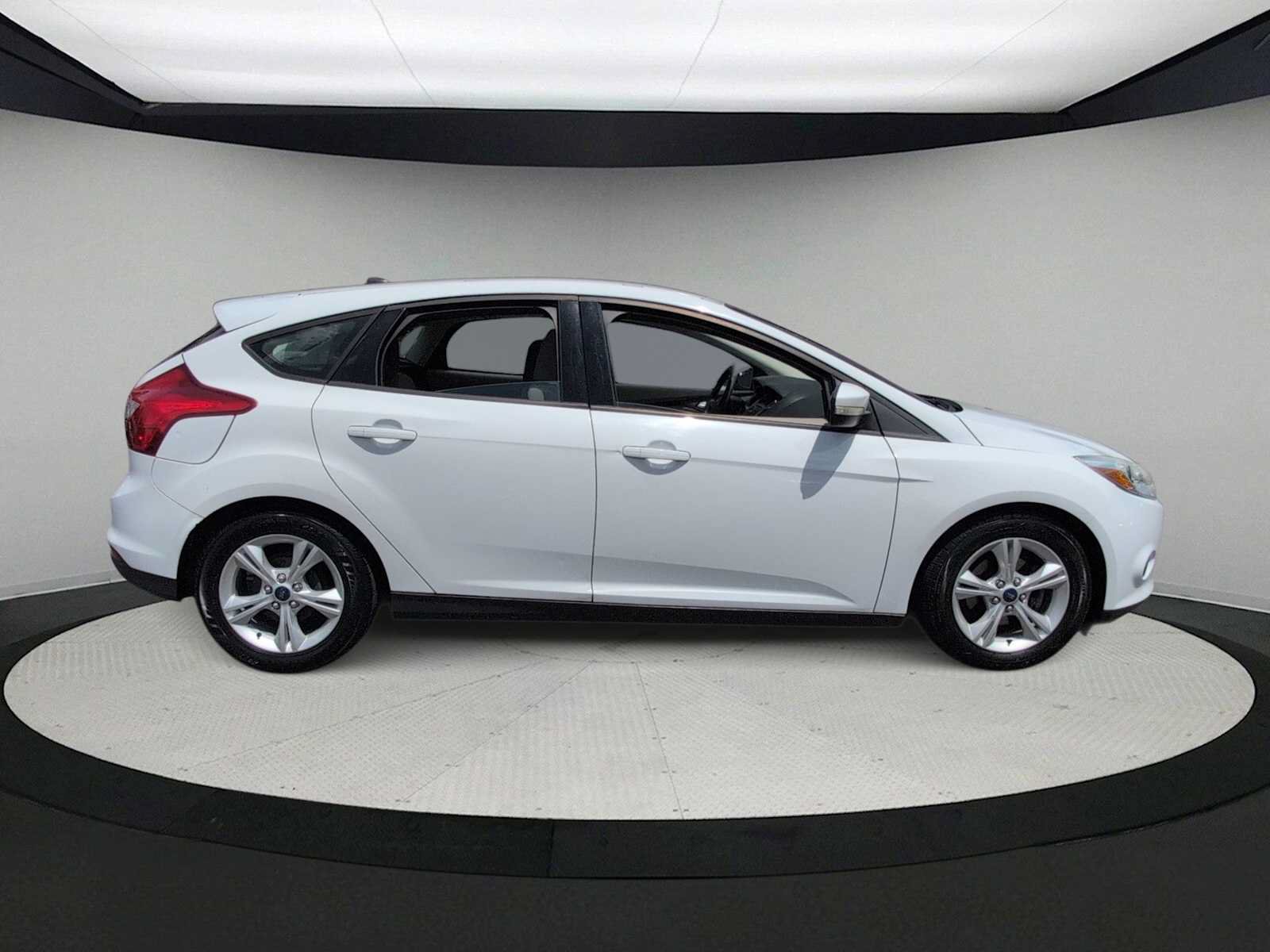 Used 2014 Ford Focus SE w/ SE Winter Package FWD image 9
