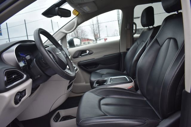 Used 2023 Chrysler Pacifica Touring-L FWD image 24
