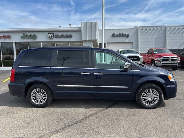 Used 2016 Chrysler Town & Country Touring-L w/ Driver Convenience Group image 2