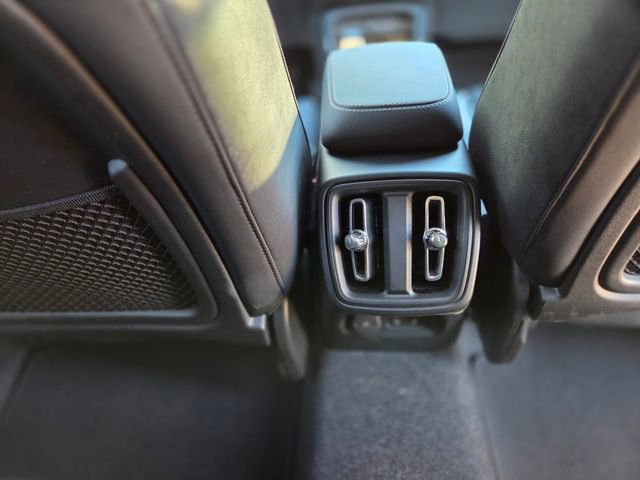 Used 2025 Volvo XC40 B5 Plus image 19