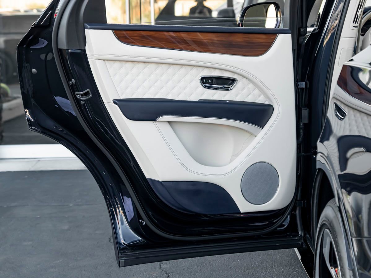 Used 2023 Bentley Bentayga AWD/4WD image 23