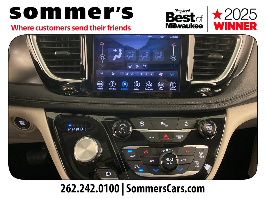 Used 2018 Chrysler Pacifica Limited w/ Tire & Wheel Group FWD image 16