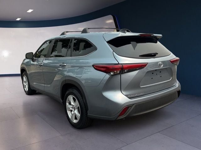 Used 2023 Toyota Highlander LE FWD image 3