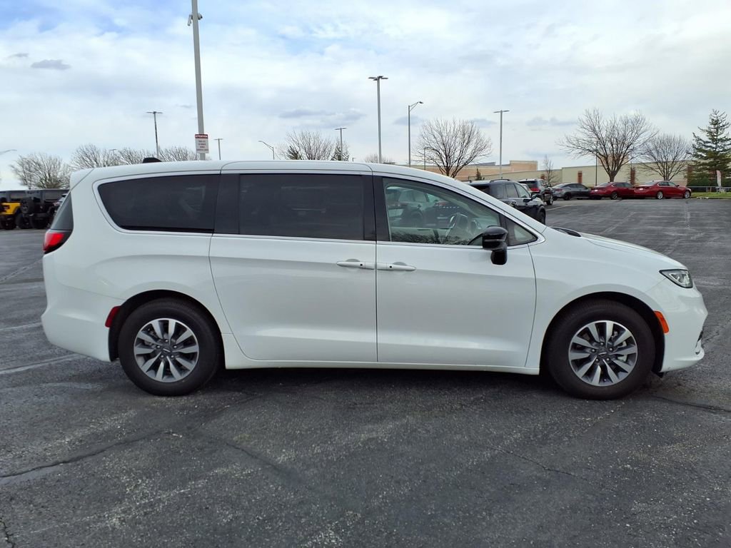Used 2024 Chrysler Pacifica Select image 30