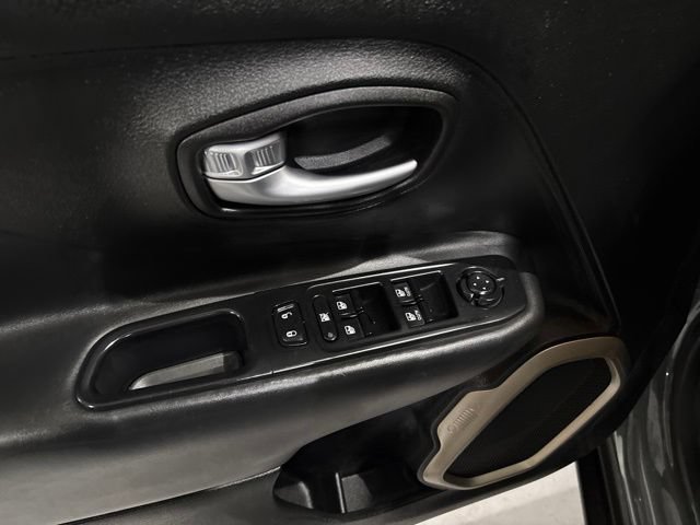 Used 2017 Jeep Renegade Trailhawk AWD/4WD image 14