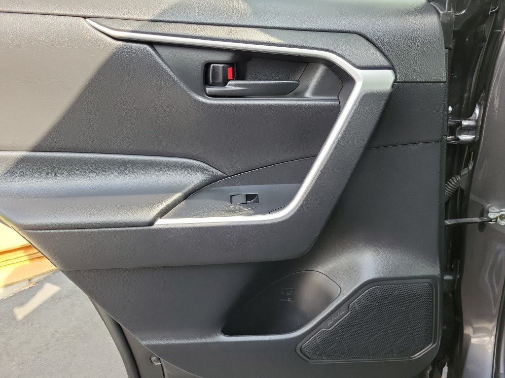 Used 2022 Toyota RAV4 LE AWD/4WD image 17
