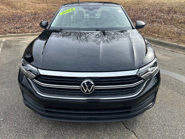 Used 2024 Volkswagen Jetta SE image 2