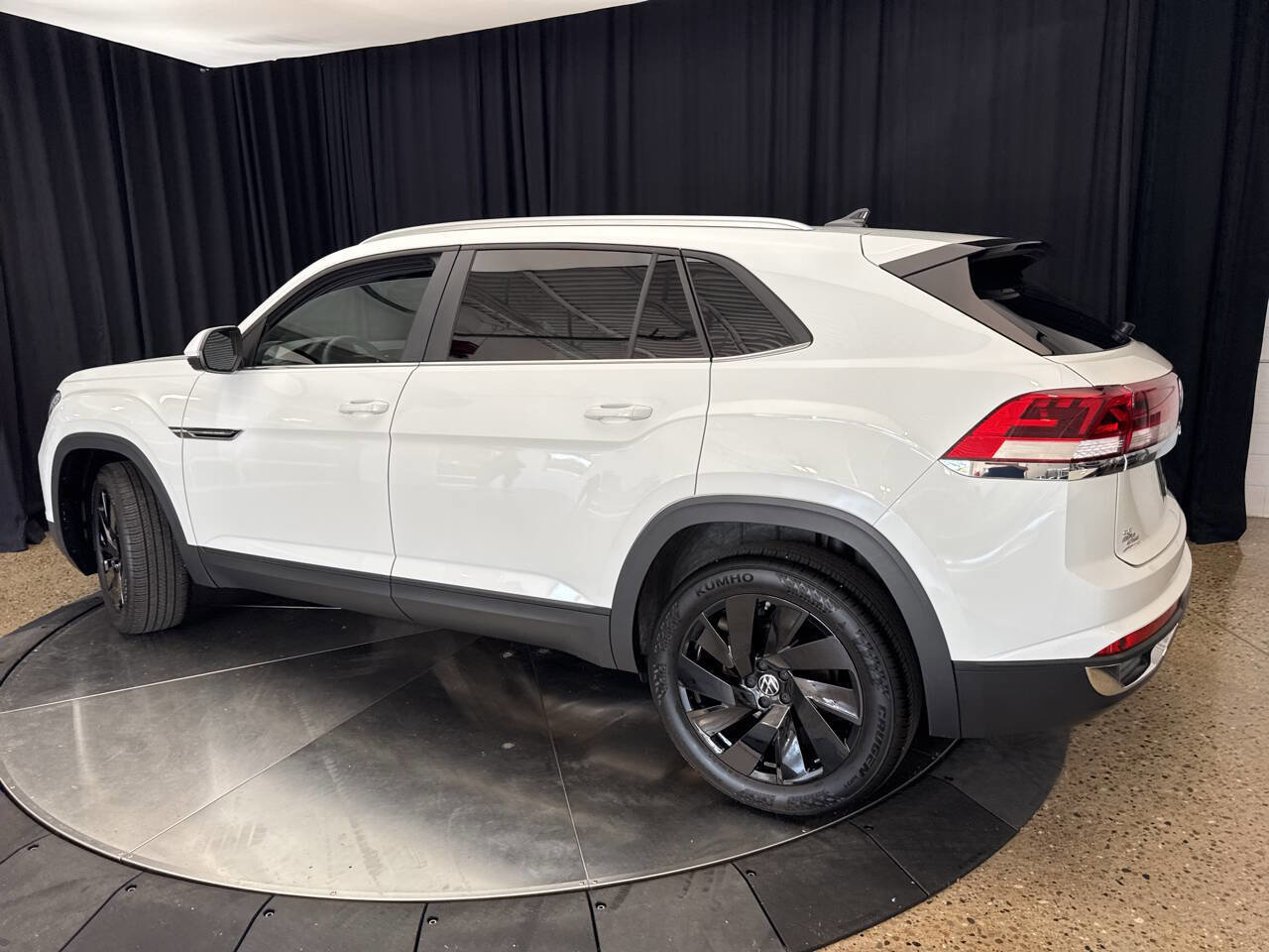 Used 2024 Volkswagen Atlas Cross Sport SE w/ Panoramic Sunroof Package image 5