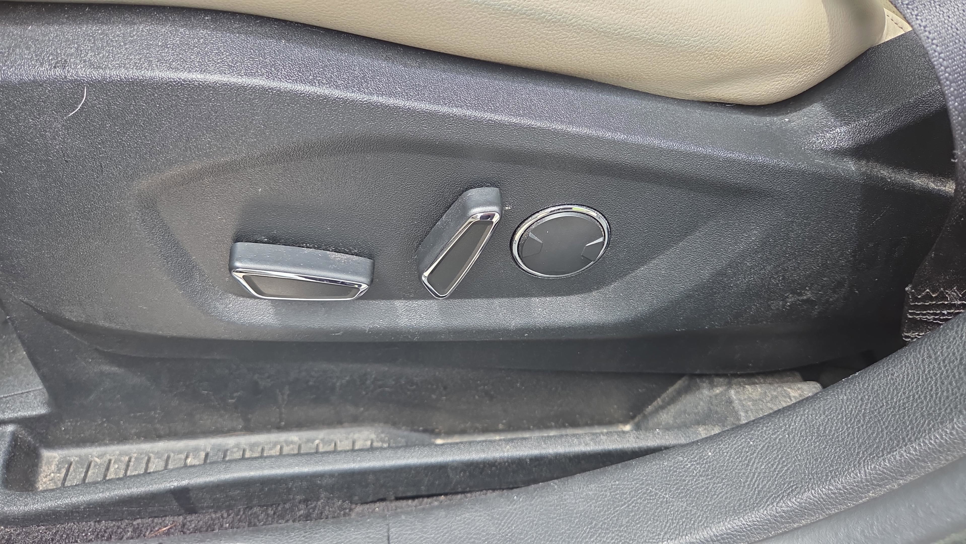 Used 2018 Ford Edge Titanium w/ Equipment Group 301A FWD image 10