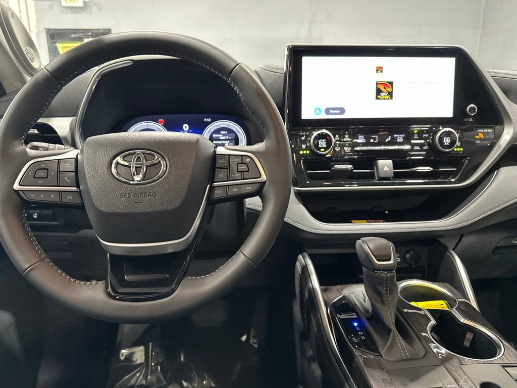 Certified 2026 Toyota Highlander Platinum AWD/4WD image 8