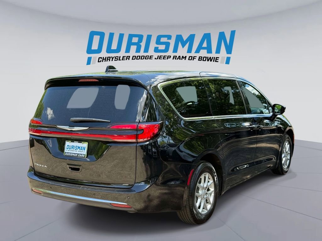 Used 2025 Chrysler Pacifica Select FWD image 2