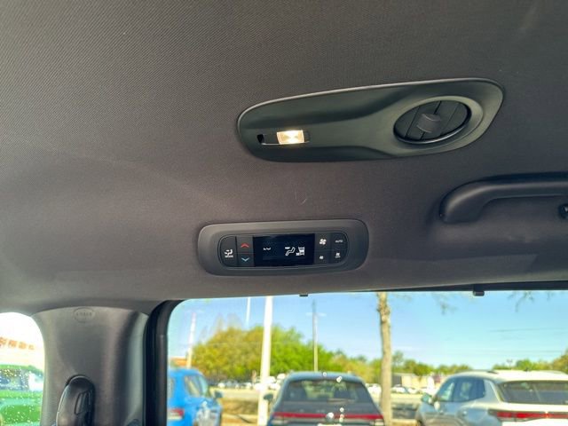 Used 2025 Chrysler Pacifica Select image 20