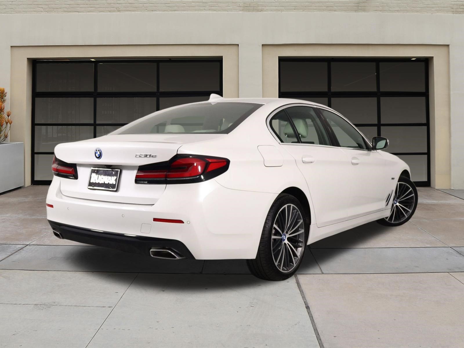 Used 2023 BMW 530e w/ Convenience Package RWD image 4