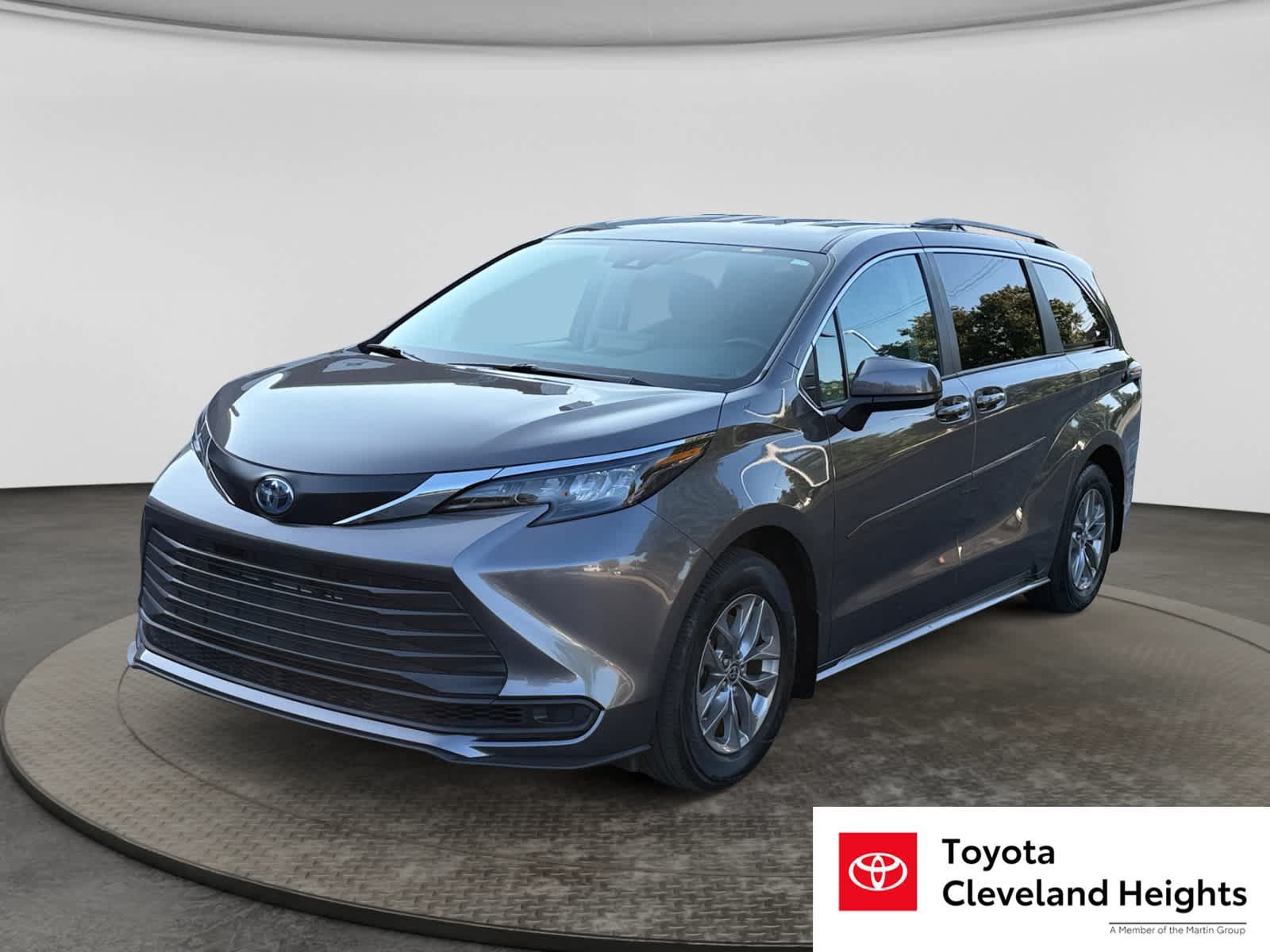 Used 2024 Toyota Sienna LE AWD/4WD image 1