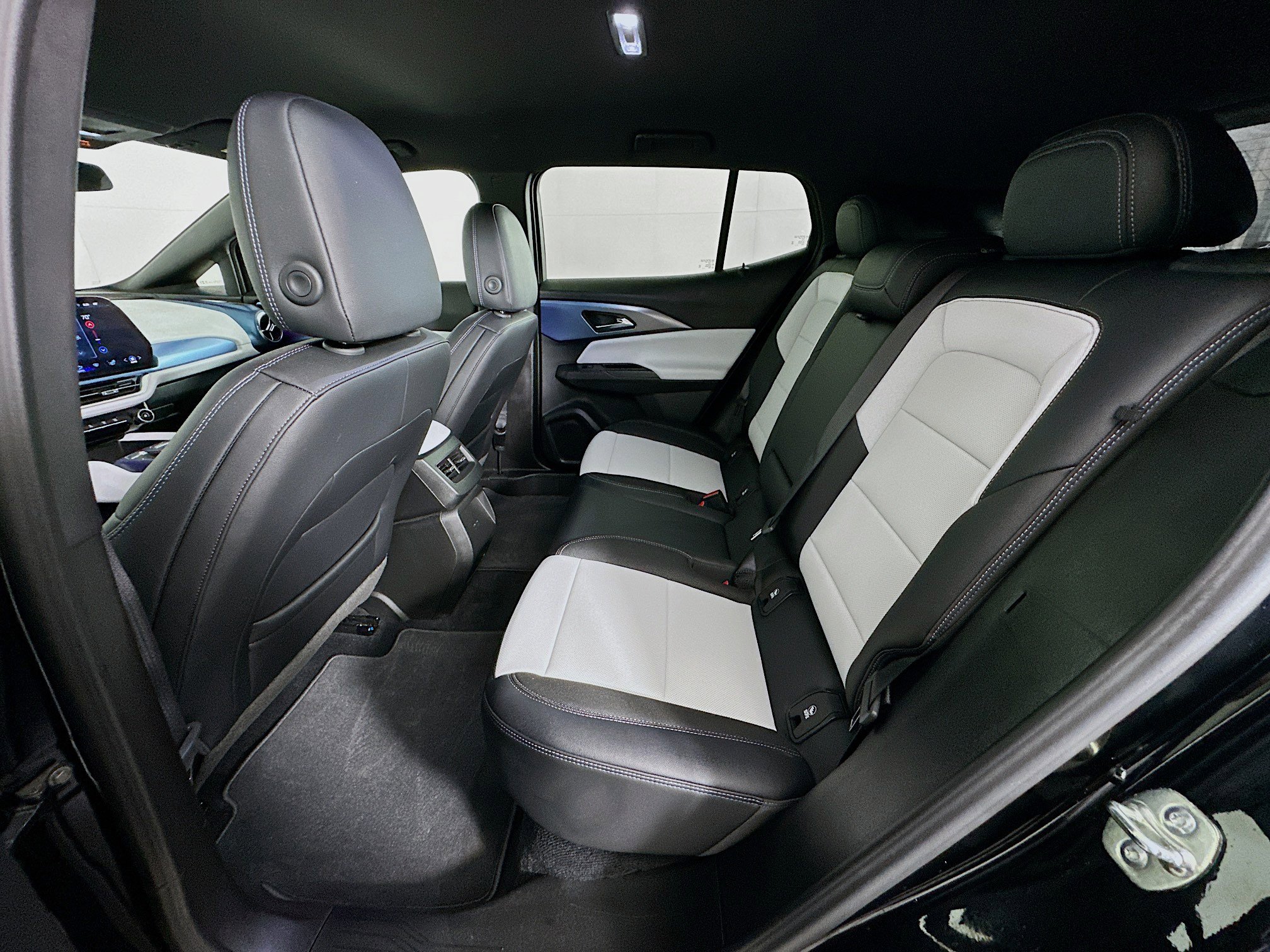 Used 2025 Chevrolet Equinox EV LT image 27