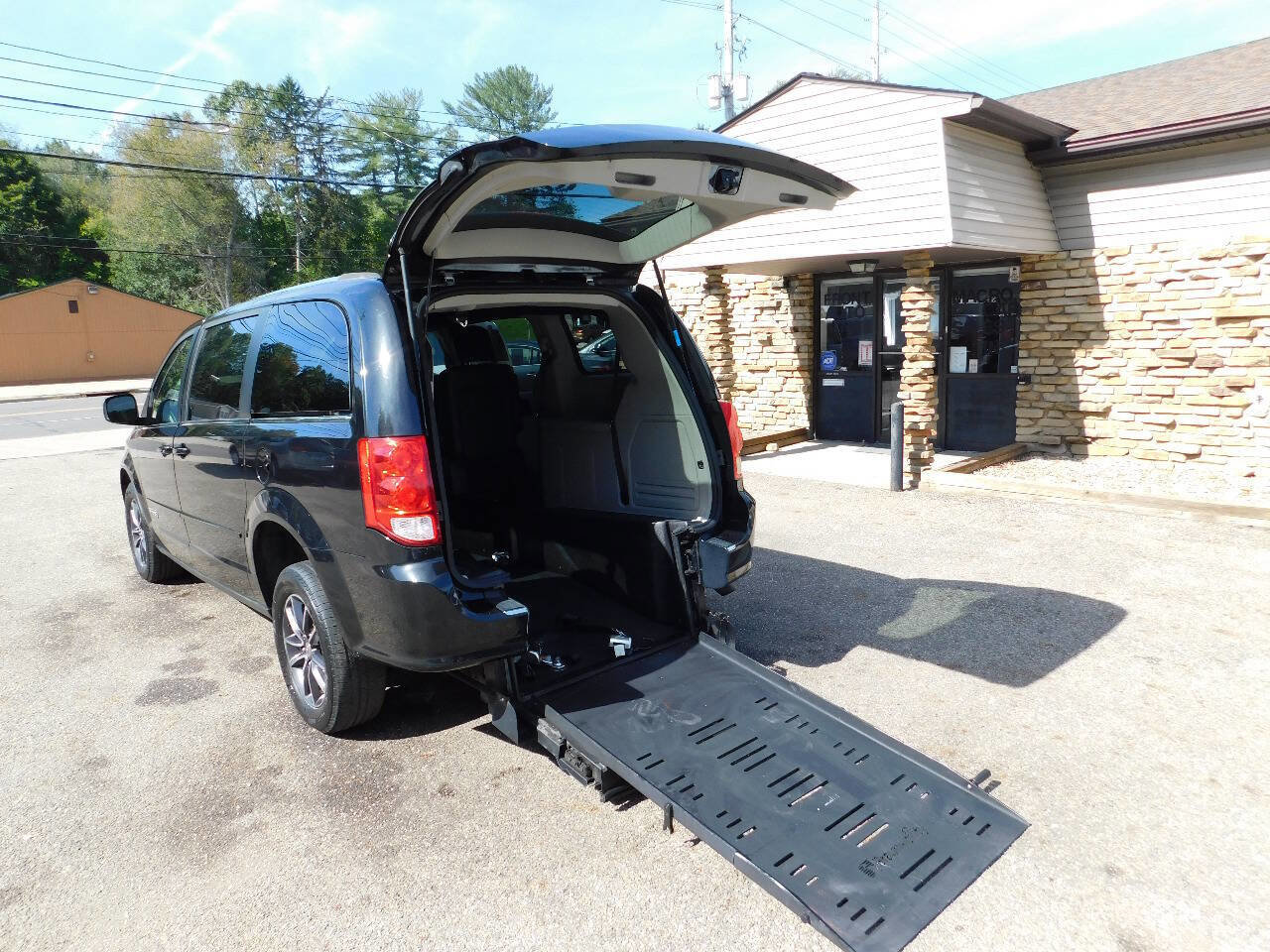 Used 2017 Dodge Grand Caravan SXT image 3