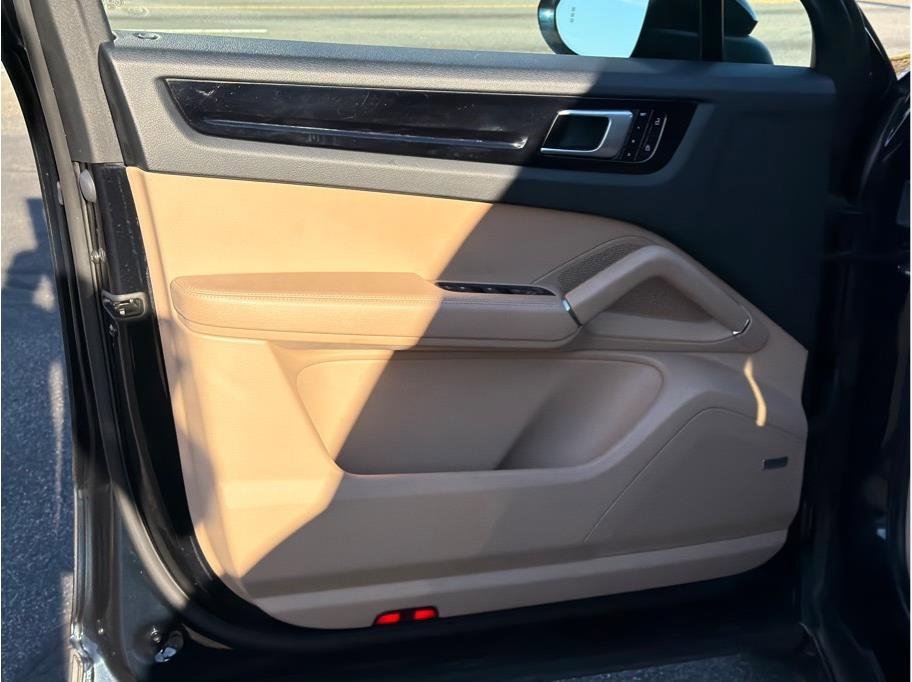 Used 2020 Porsche Cayenne S image 7