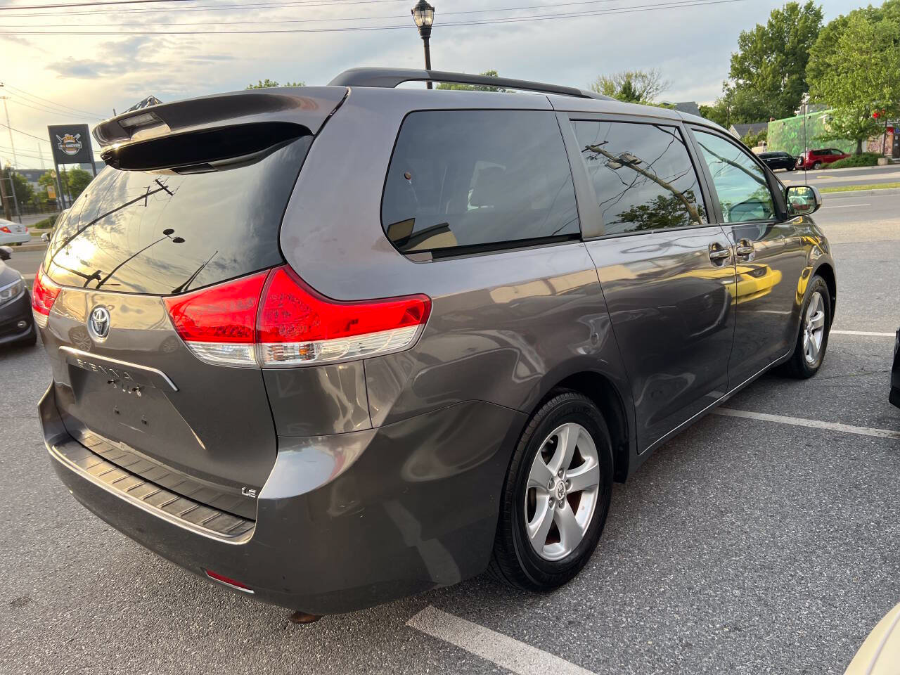 Used 2012 Toyota Sienna LE FWD image 3