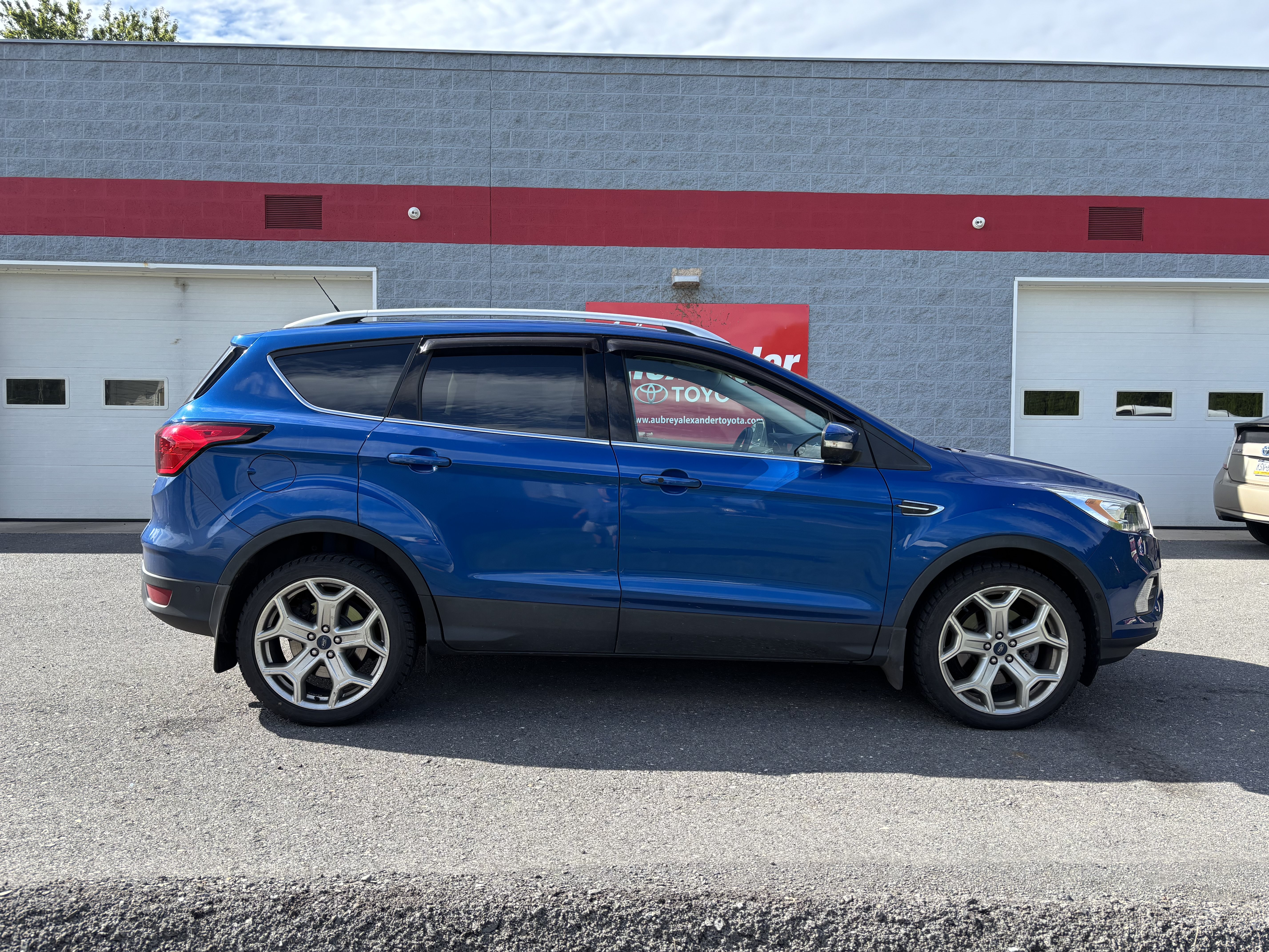 Used 2019 Ford Escape Titanium w/ U9j03 - Titanium Tow Package AWD/4WD image 2