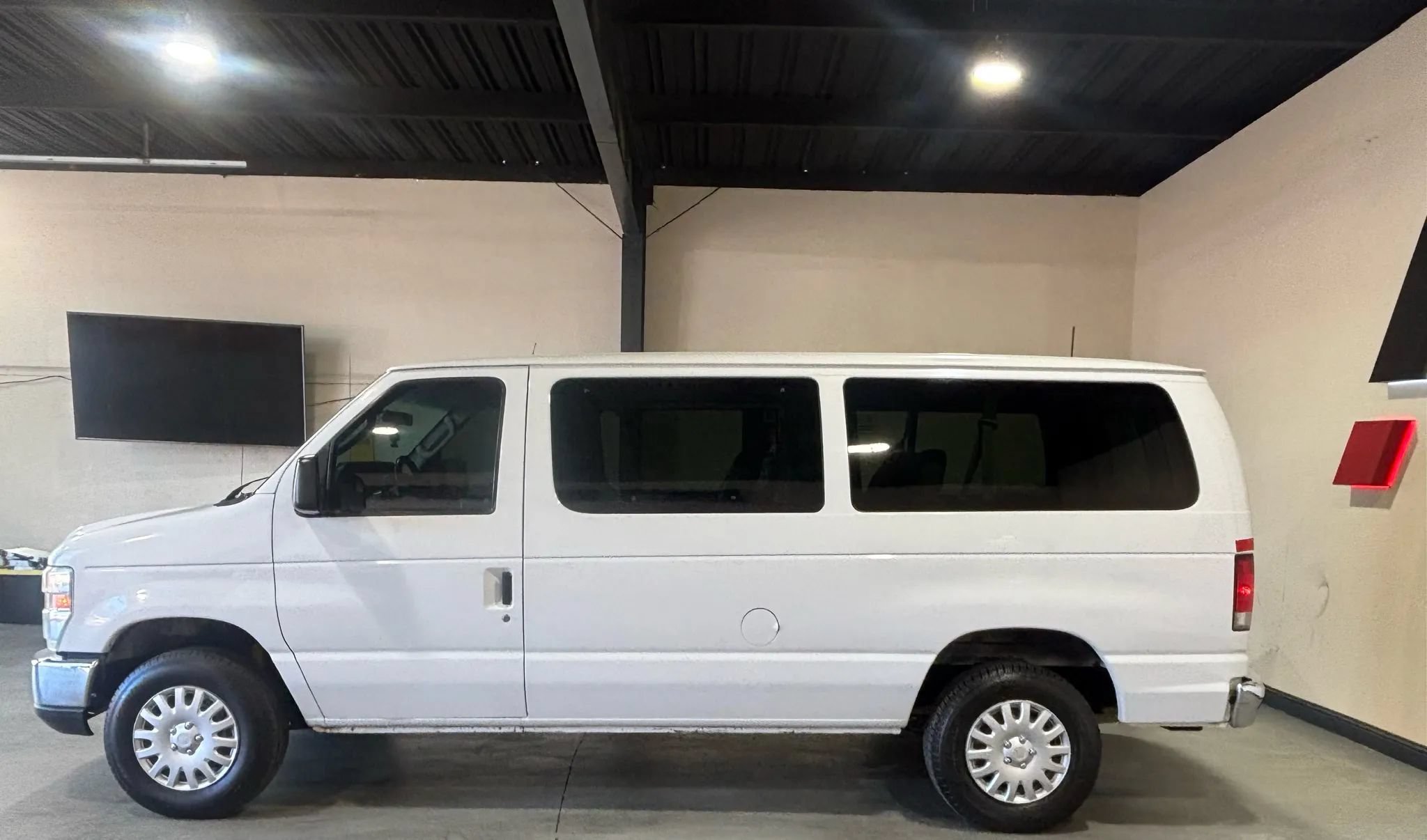 Used 2014 Ford E-350 and Econoline 350 XL RWD image 8