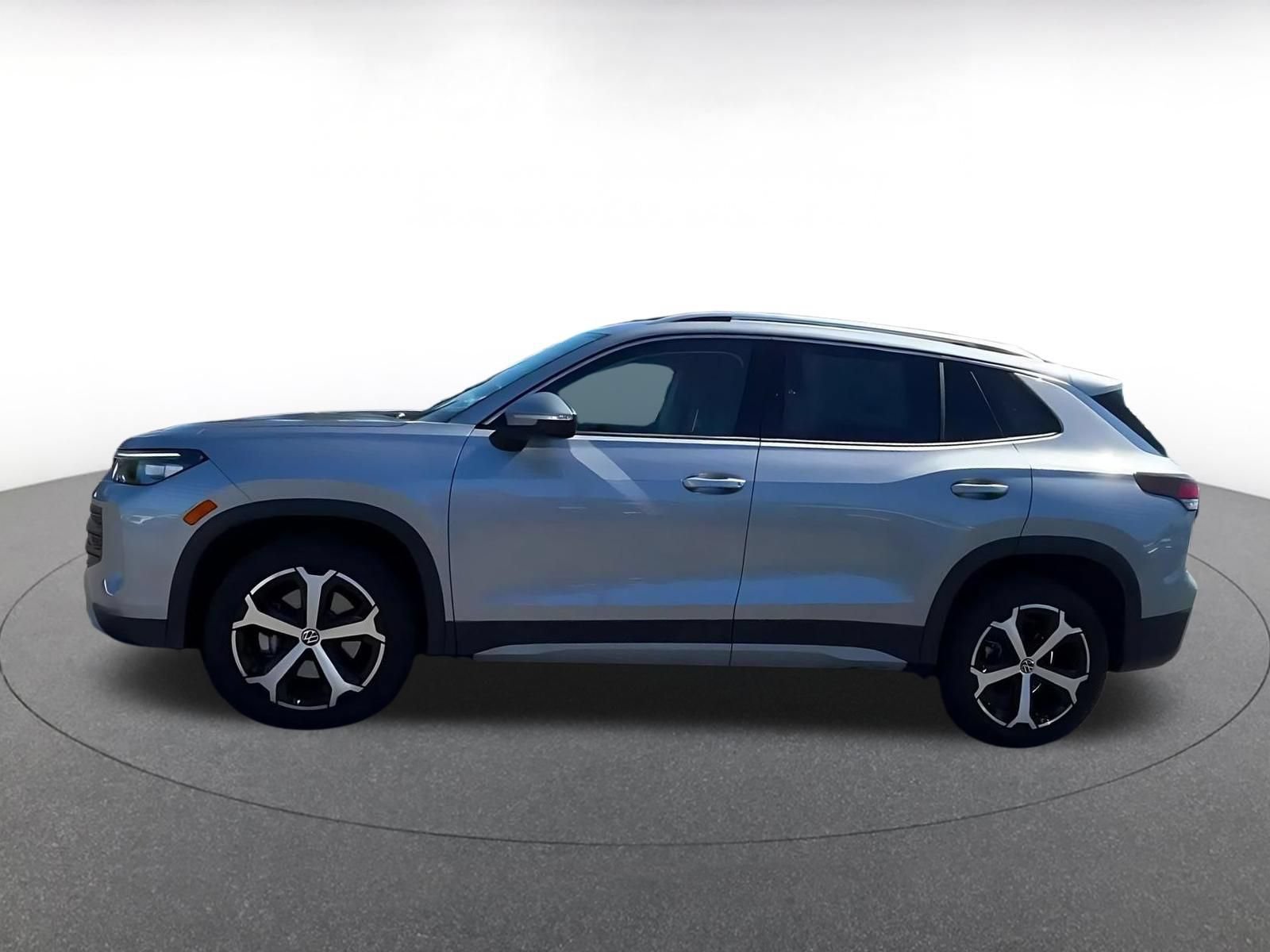 Used 2026 Volkswagen Tiguan SE AWD/4WD image 9