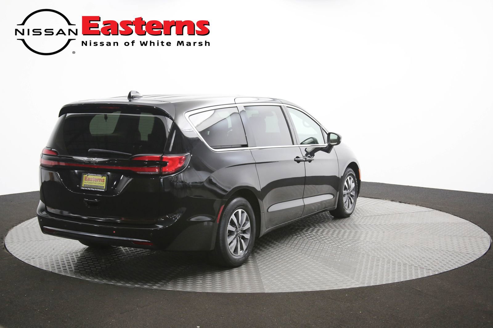 Used 2023 Chrysler Pacifica Touring-L FWD image 42