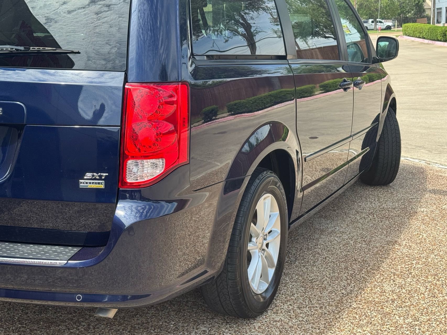 Used 2016 Dodge Grand Caravan SXT w/ Rear Park Assist Package FWD image 5