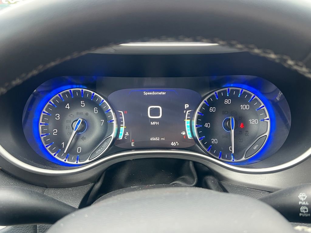 Used 2023 Chrysler Pacifica Touring-L image 5