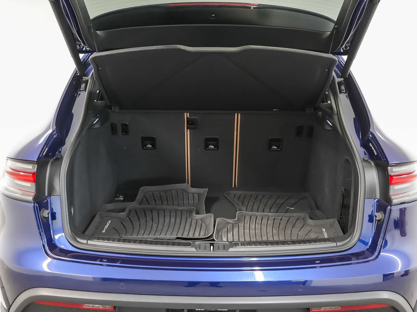 Certified 2024 Porsche Macan AWD/4WD image 30