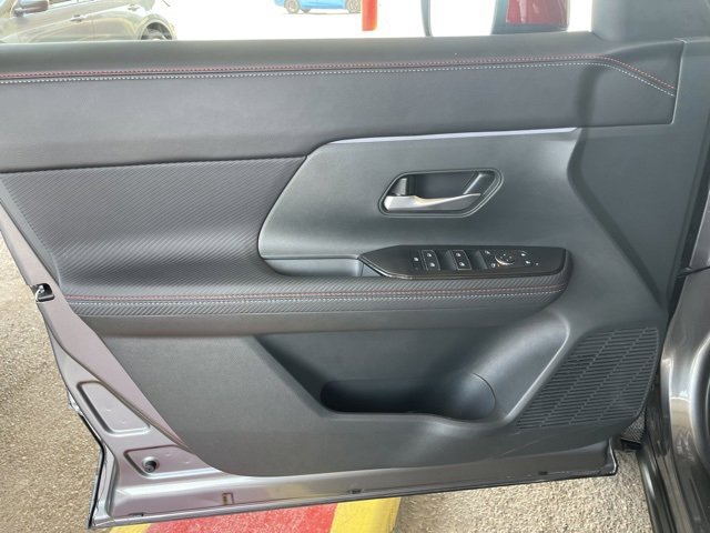 Used 2025 Nissan Kicks SR image 27