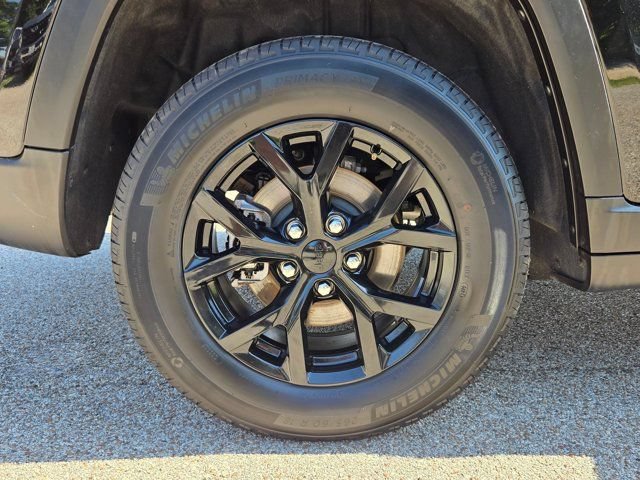 Used 2025 Jeep Grand Cherokee Altitude AWD/4WD image 32