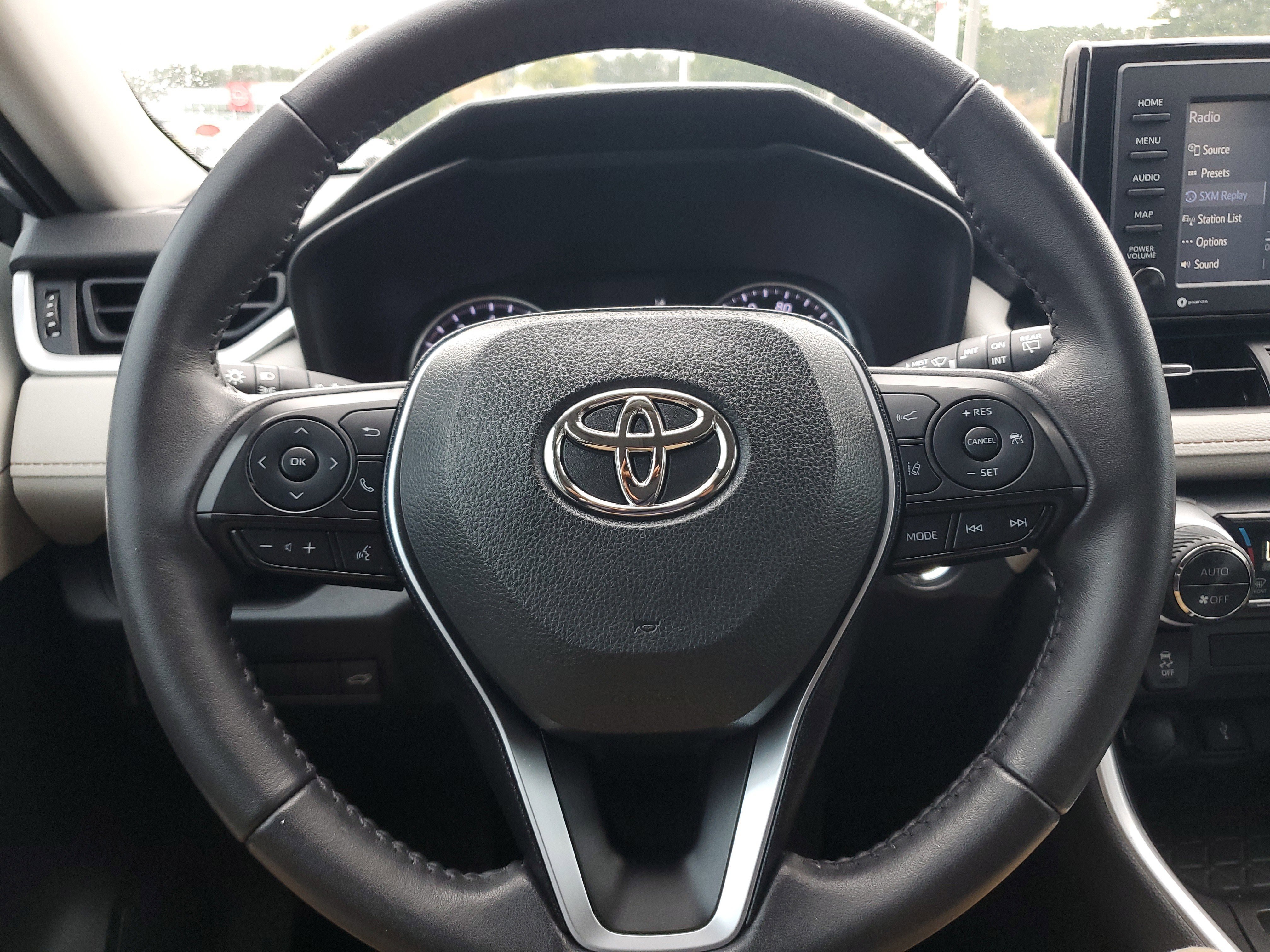 Used 2022 Toyota RAV4 XLE Premium image 21