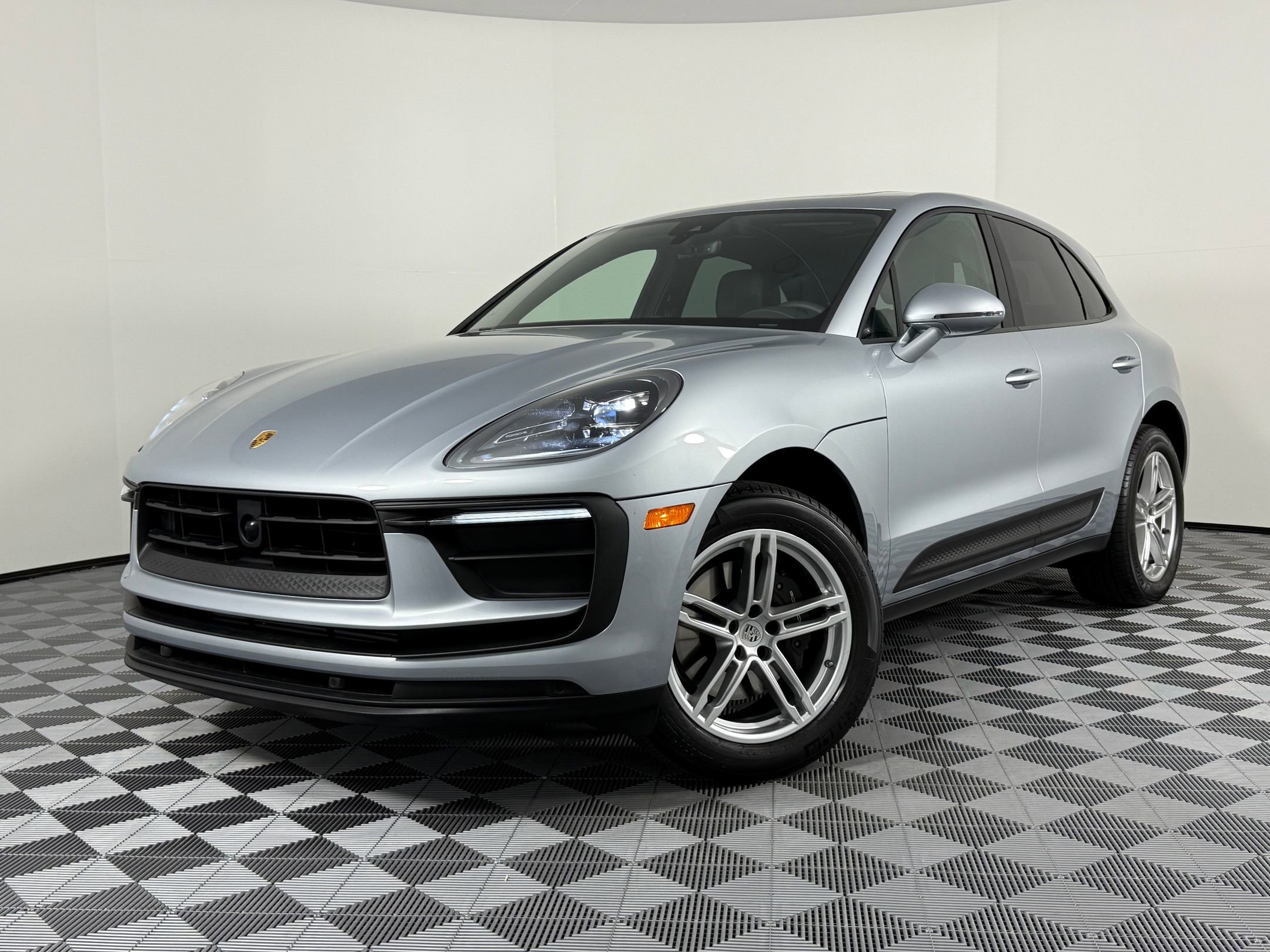 New 2025 Porsche Macan image 1