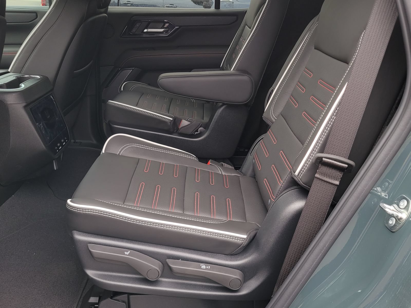New 2026 GMC Yukon AT4 Ultimate AWD/4WD image 10
