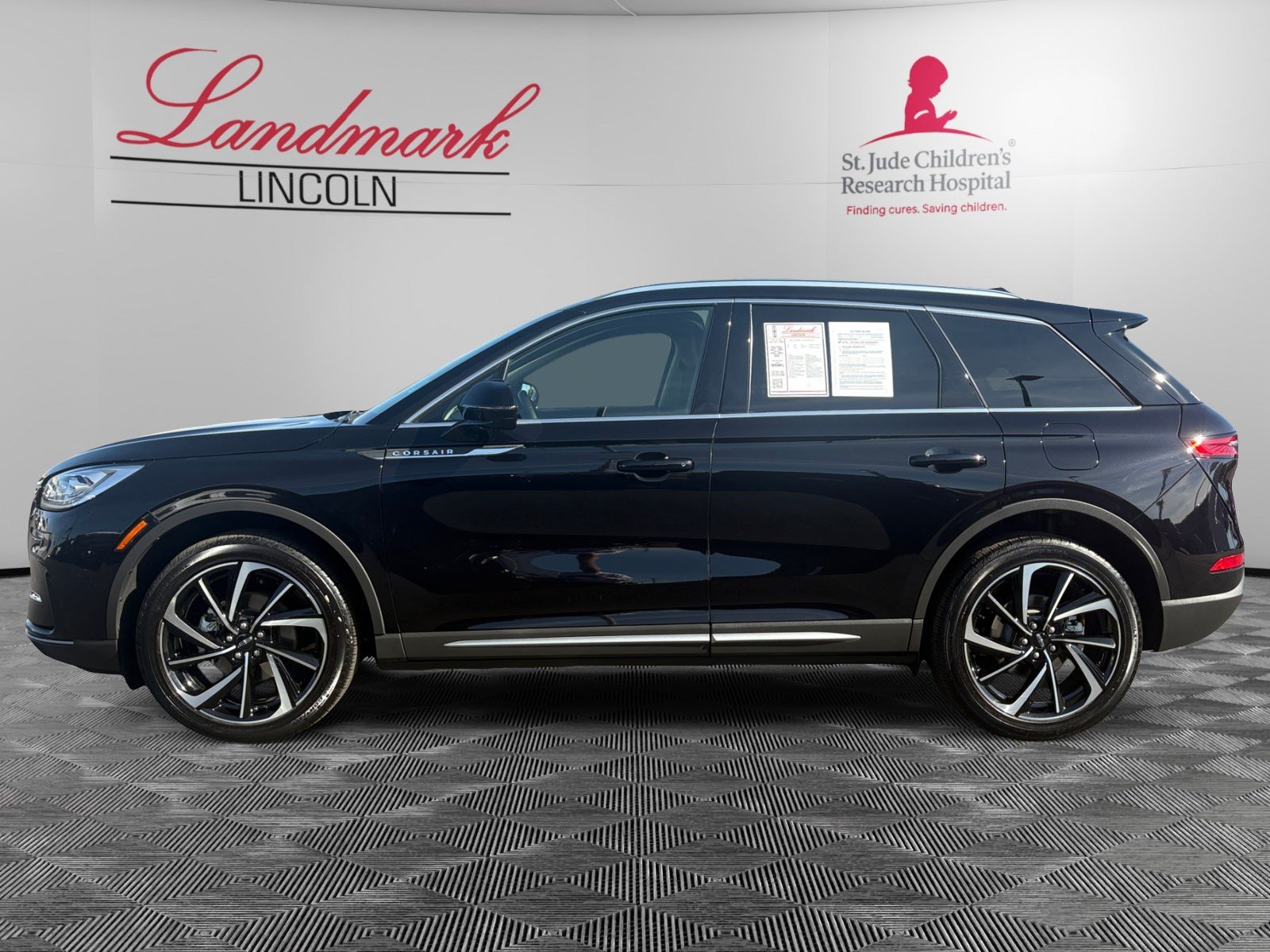 Certified 2024 Lincoln Corsair Reserve w/ Equipment Group 201A AWD/4WD image 2