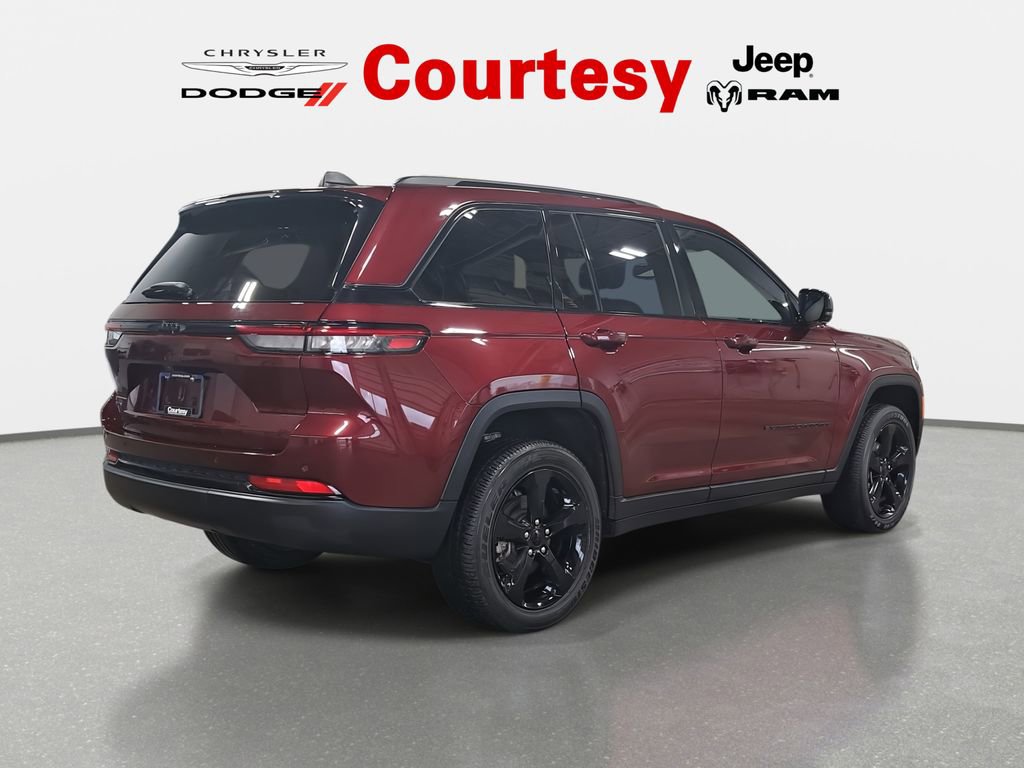 Used 2023 Jeep Grand Cherokee Altitude image 3