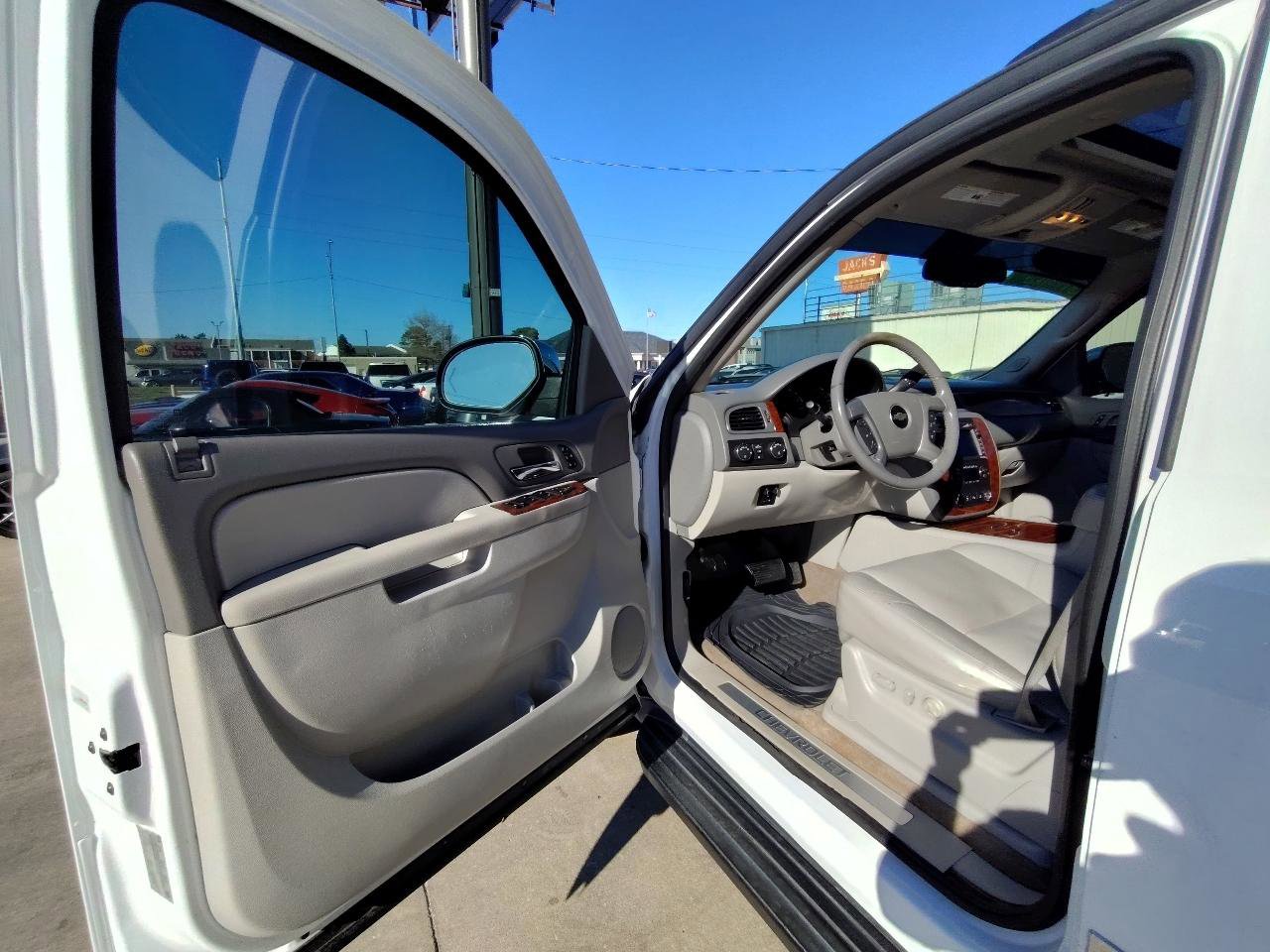 Used 2011 Chevrolet Avalanche LTZ image 13