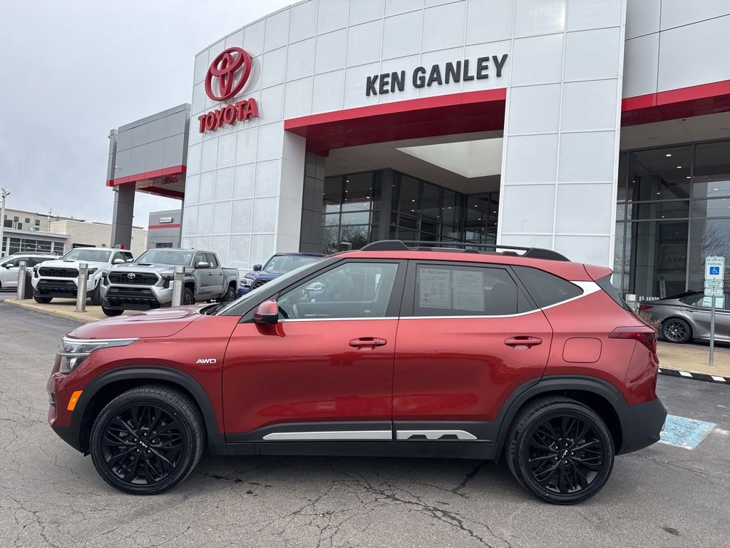 Used 2022 Kia Seltos Nightfall Edition image 2