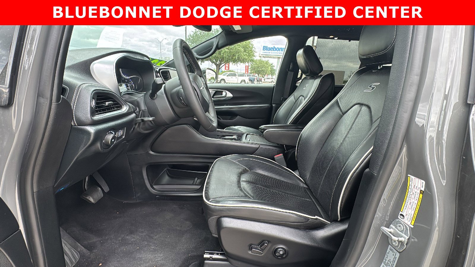 Used 2025 Chrysler Pacifica Limited image 9